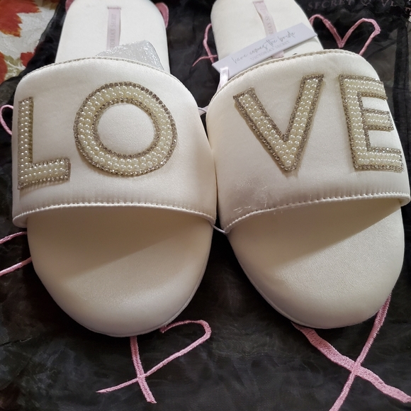 Slipers - Picture 1 of 5